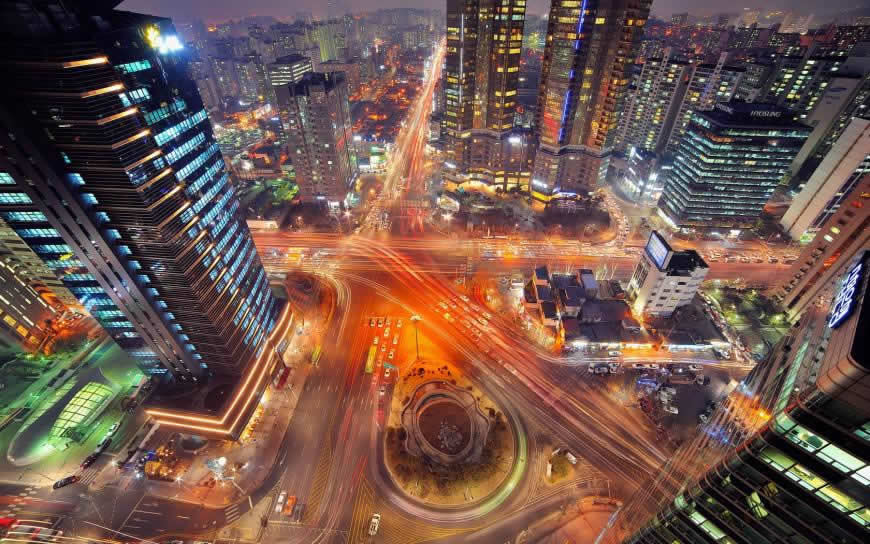 夜晚车水马龙的城市夜景高清壁纸图片 1680x1050