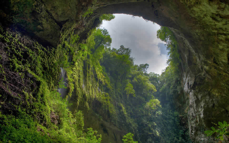 绿色的岩石洞高清壁纸图片 2560x1600
