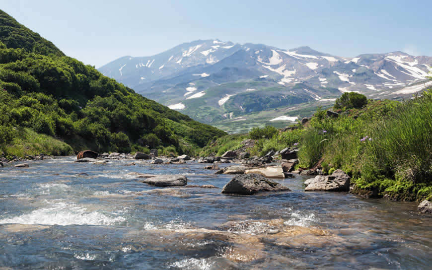 俄罗斯堪察加半岛河流山脉风景高清壁纸图片 2880x1800