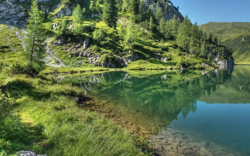 山脉草地湖泊风景高清壁纸图片 2560x1600