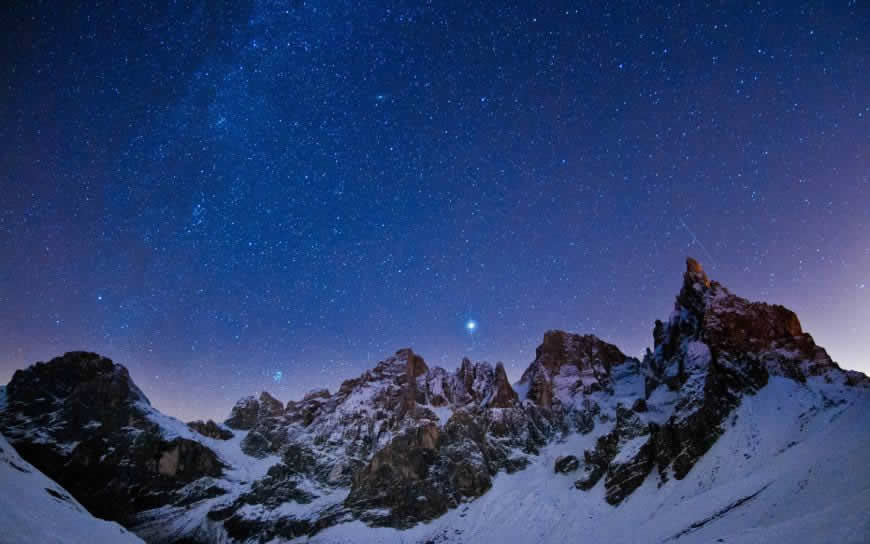 冬天夜晚山顶的天空风景高清壁纸图片 1680x1050