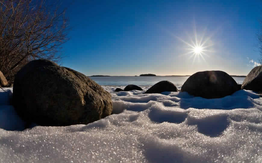 阳光雪海滩石头风景高清壁纸图片 2560x1600