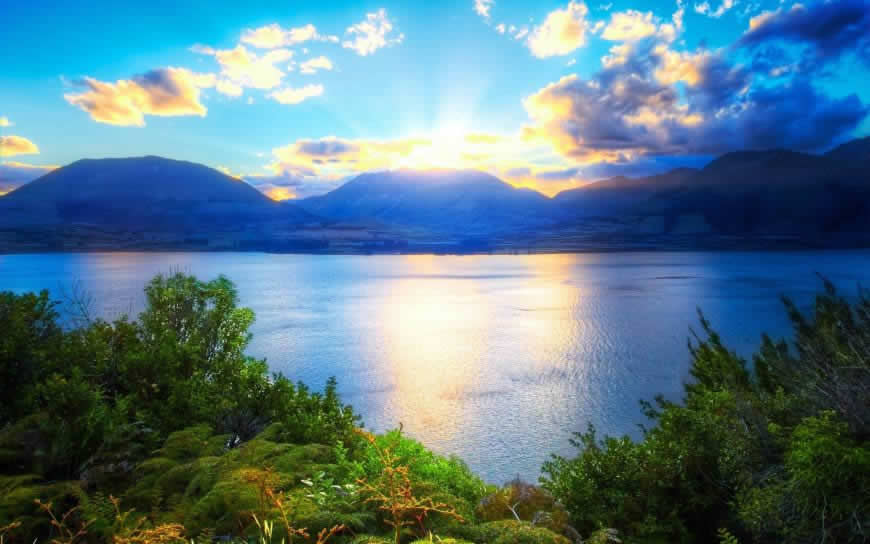 阳光山脉湖泊树木风景高清壁纸图片 2560x1600