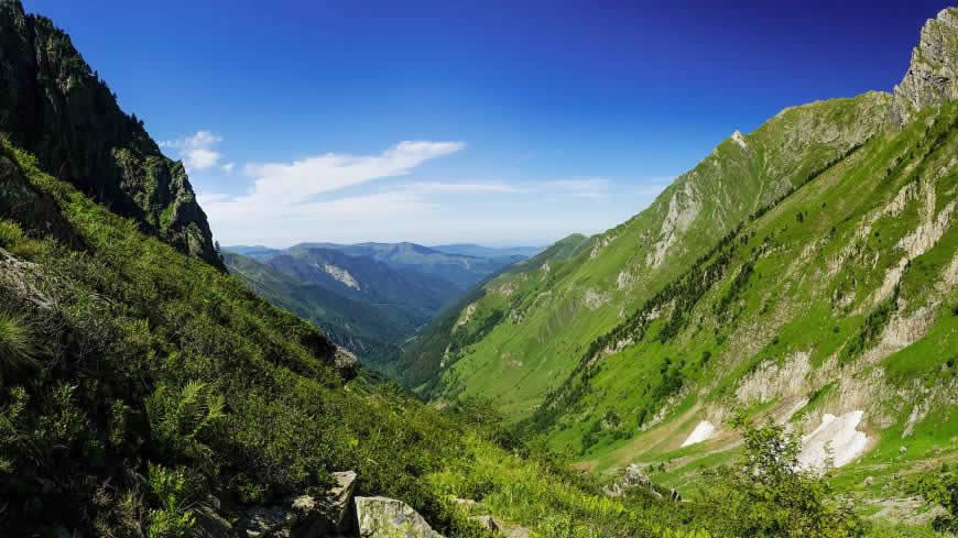 夏天的山脉天空风景高清壁纸图片 2560x1440