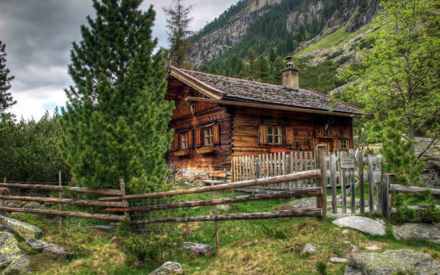 奥地利阿尔卑斯山下木屋前的木栅栏高清壁纸图片 2880x1800