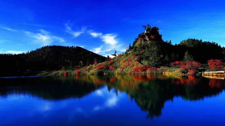 美丽的日本天空湖泊风景高清壁纸图片 2560x1440
