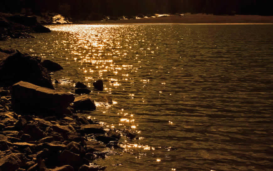 波光粼粼的夜间水面高清壁纸图片 1920x1200