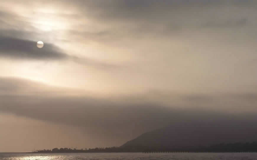 唯美湖泊天空风景高清壁纸图片 1920x1200