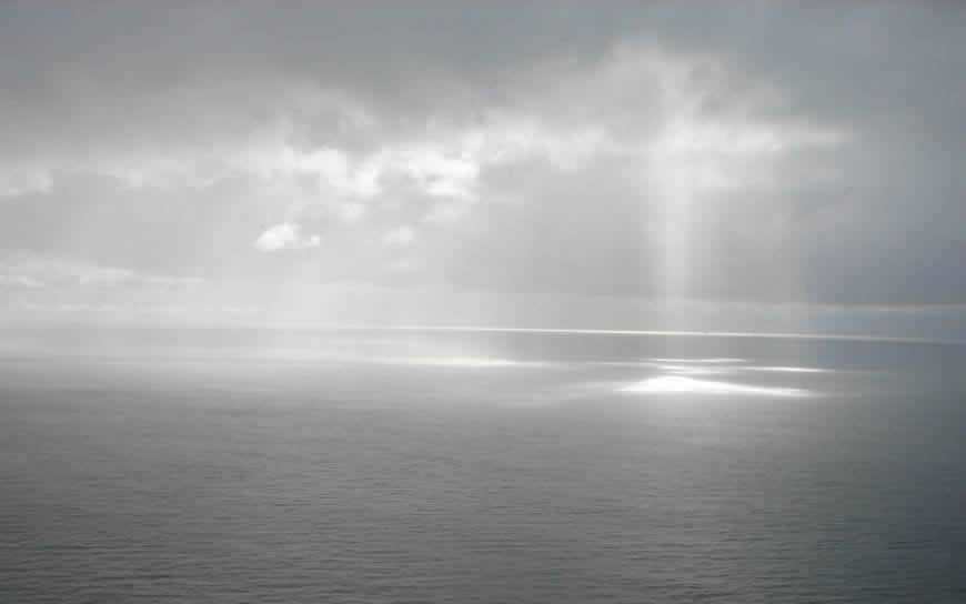 黑白 海上风暴高清壁纸图片 2560x1600