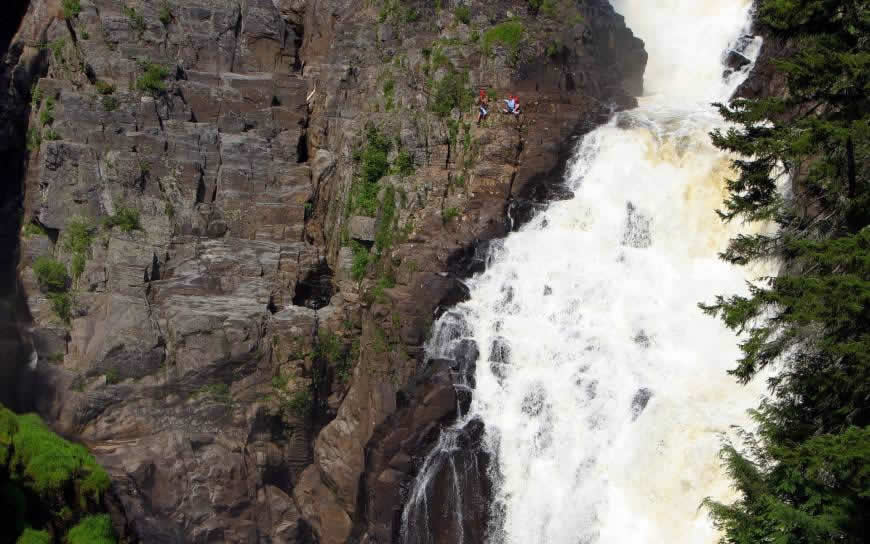 高山上的瀑布高清壁纸图片 1920x1200