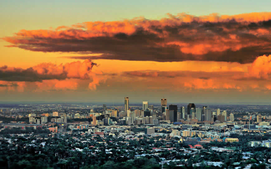 红云下的城市风景高清壁纸图片 1920x1200