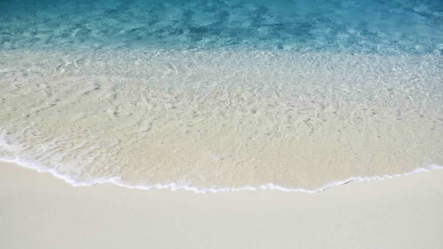 沙滩上的海浪高清壁纸图片 5120x2880