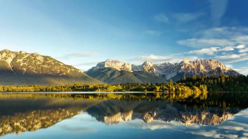 水天相映的自然山水风光高清壁纸图片 1920x1080