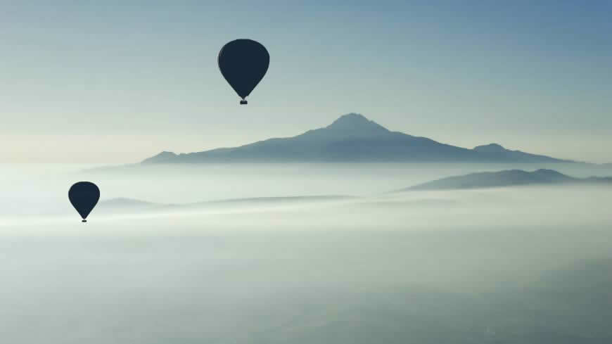 大雾弥漫的山脉高清壁纸图片 2560x1440