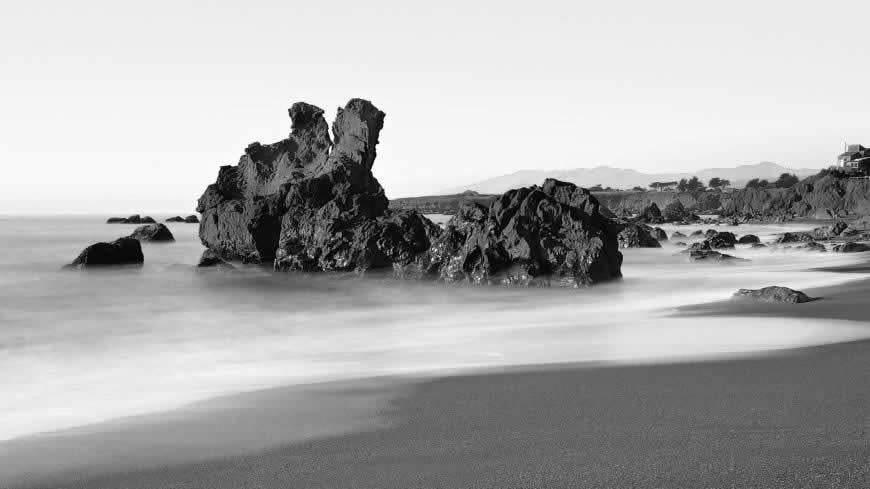 黑白海边岩石高清壁纸图片 1920x1080