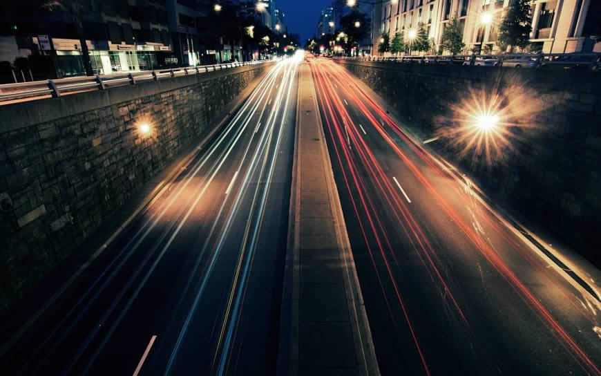 城市夜晚的马路高清壁纸图片 2560x1600