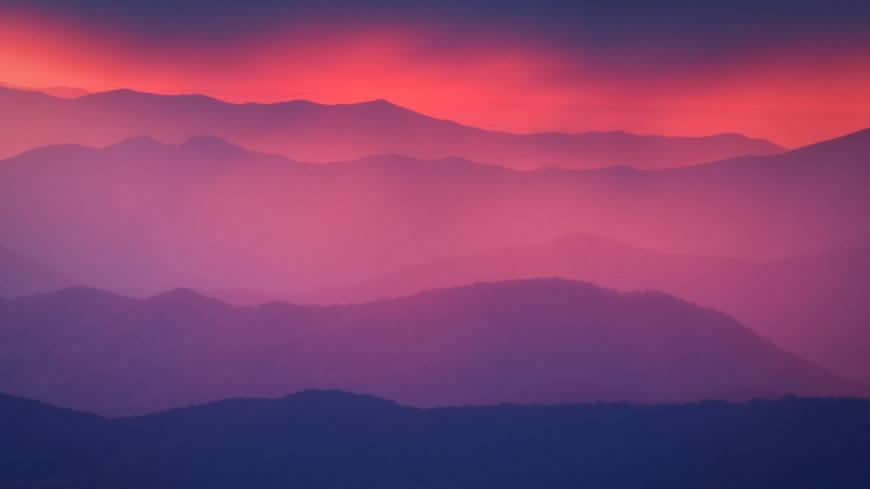 紫红山中云雾高清壁纸图片 1920x1080