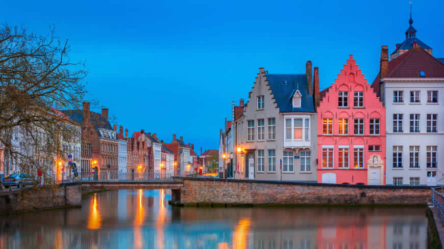 比利时布鲁日傍晚河边五颜六色的房子高清壁纸图片 3840x2160