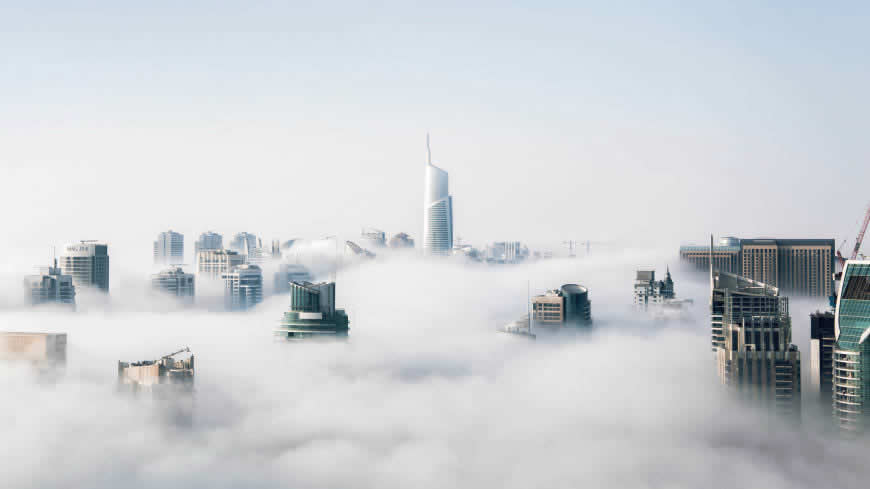 云雾中的城市建筑高清壁纸图片 5120x2880