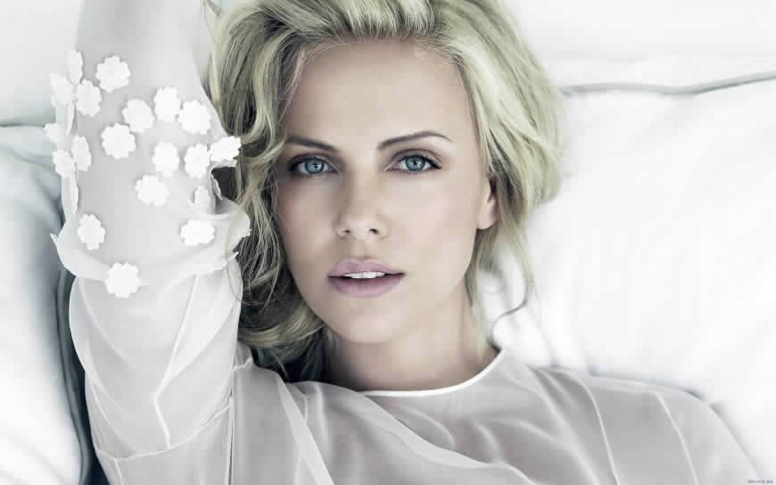 艾丽西卡·维坎德(Charlize Theron)高清壁纸图片 1920x1200