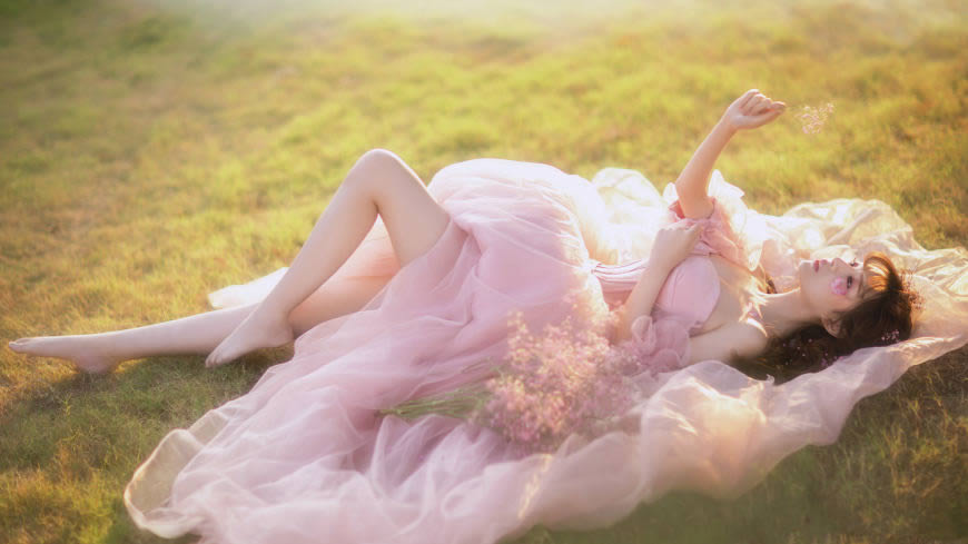 唯美 草地 美女美腿 粉色婚纱高清壁纸图片 3840x2160