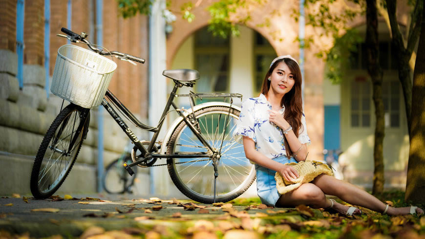 坐在自行车旁的白衬衫短裙棕发女孩高清壁纸图片 3840x2160
