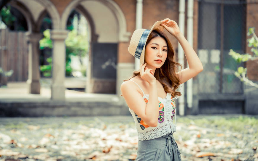 戴帽子的亚洲金发女孩高清壁纸图片 3840x2400