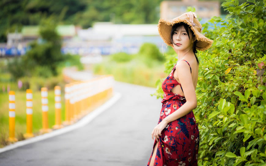 戴着帽子的红色露背连衣裙亚洲美女高清壁纸图片 3840x2400