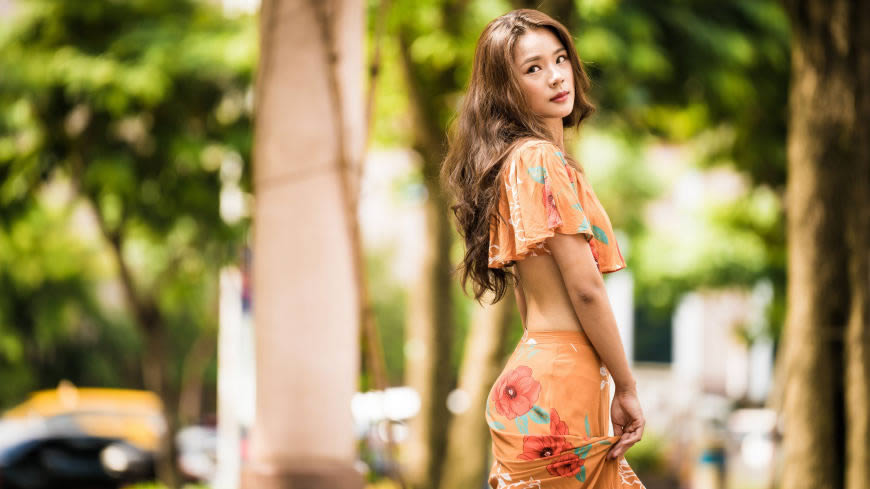 美丽的亚洲金发美女高清壁纸图片 2560x1440