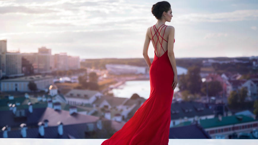 穿着红色连衣裙的时装模特高清壁纸图片 3840x2160