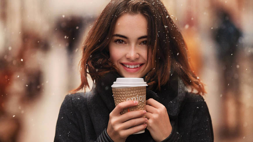 站在雪中的金发美女高清壁纸图片 1366x768