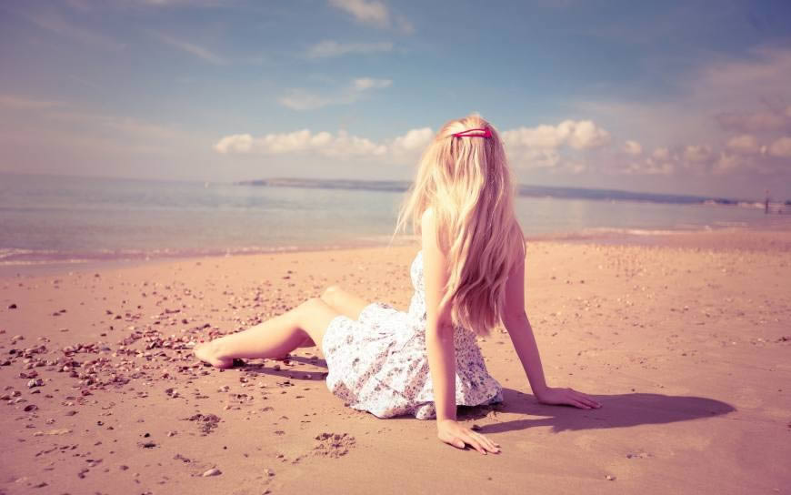 坐在海滩上的金发美女高清壁纸图片 2560x1600