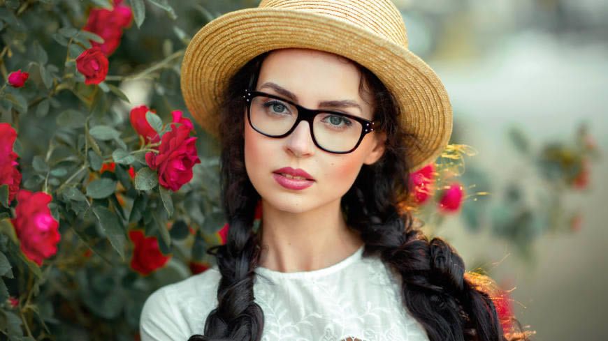 花圃边扎辫子戴帽子眼镜的美女高清壁纸图片 1600x900