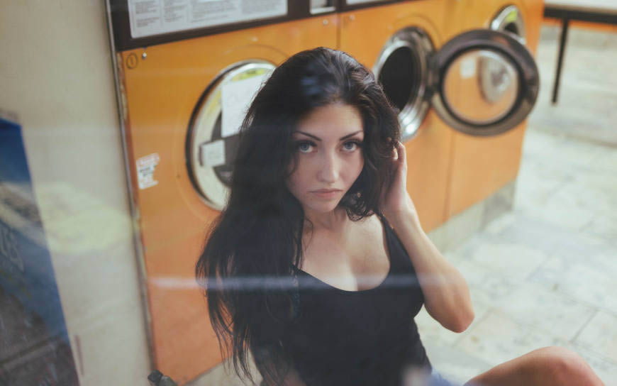 洗衣机旁的黑发女模特高清壁纸图片 1920x1200