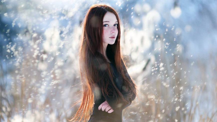 雪中的红发雀斑美女高清壁纸图片 1920x1080