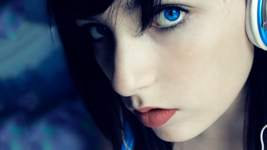 戴耳机的蓝眼睛美女高清壁纸图片 1920x1080