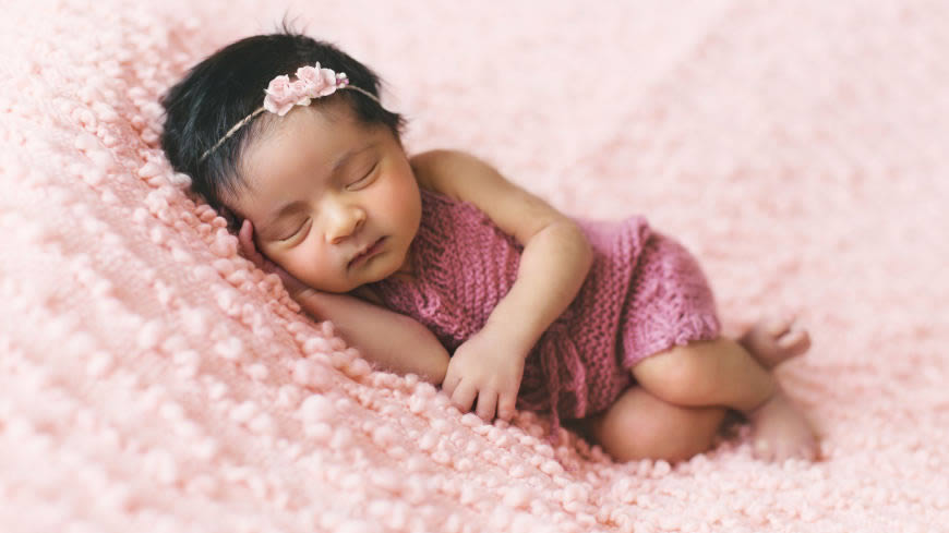 熟睡的婴儿高清壁纸图片 5120x2880