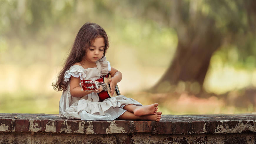 弹吉他的可爱的小女孩高清壁纸图片 2560x1440
