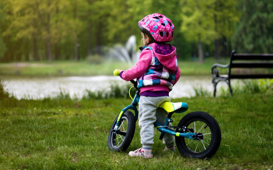 草地上骑自行车的小女孩高清壁纸图片 3840x2400