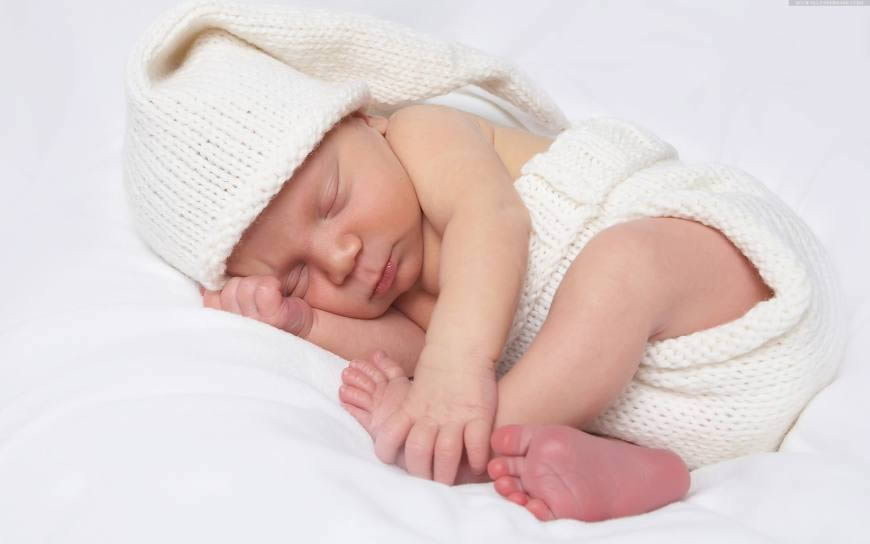 睡觉中的婴儿高清壁纸图片 2560x1600