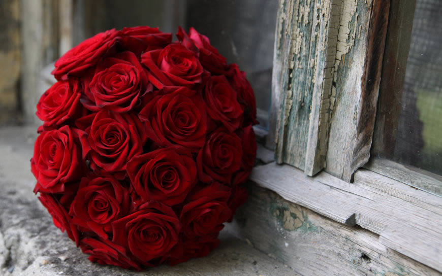 地上的红玫瑰捧花高清壁纸图片 2560x1600