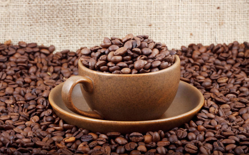 咖啡豆和咖啡杯高清壁纸图片 2560x1600