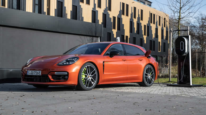 2021款红色保时捷Panamera 4 E-Hybrid Sport Turismo高清壁纸图片 5120x2880