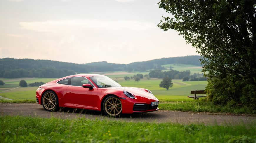 红色保时捷911 Carrera Coupe高清壁纸图片 7680x4320