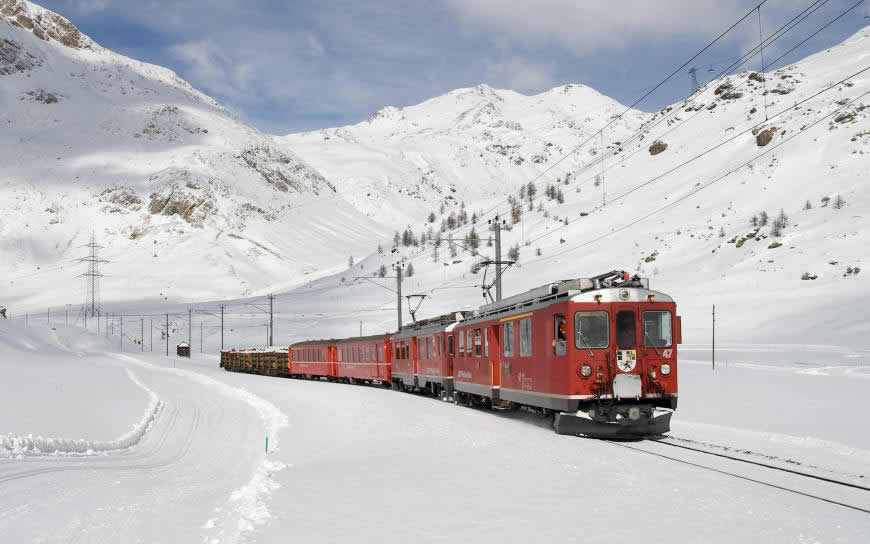 冬天雪地里奔跑的火车高清壁纸图片 1920x1200