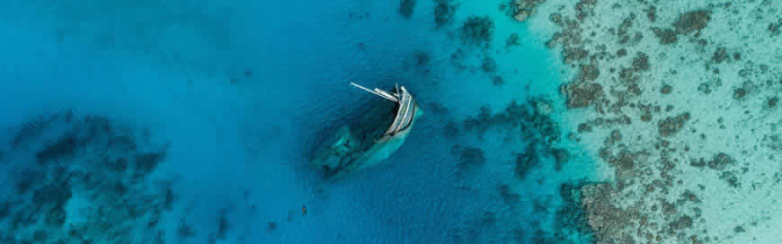 浅海边废弃的沉船高清壁纸图片 3840x1200