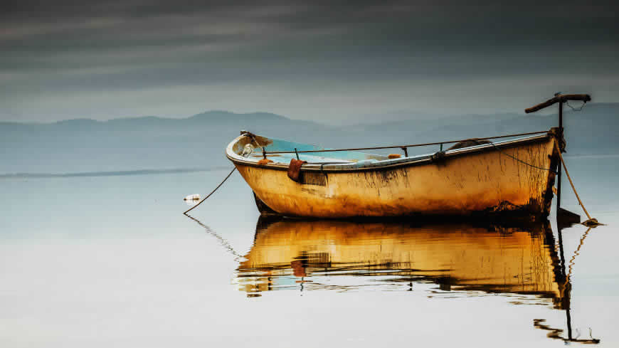 湖面上锈迹斑斑的渔船高清壁纸图片 3840x2160