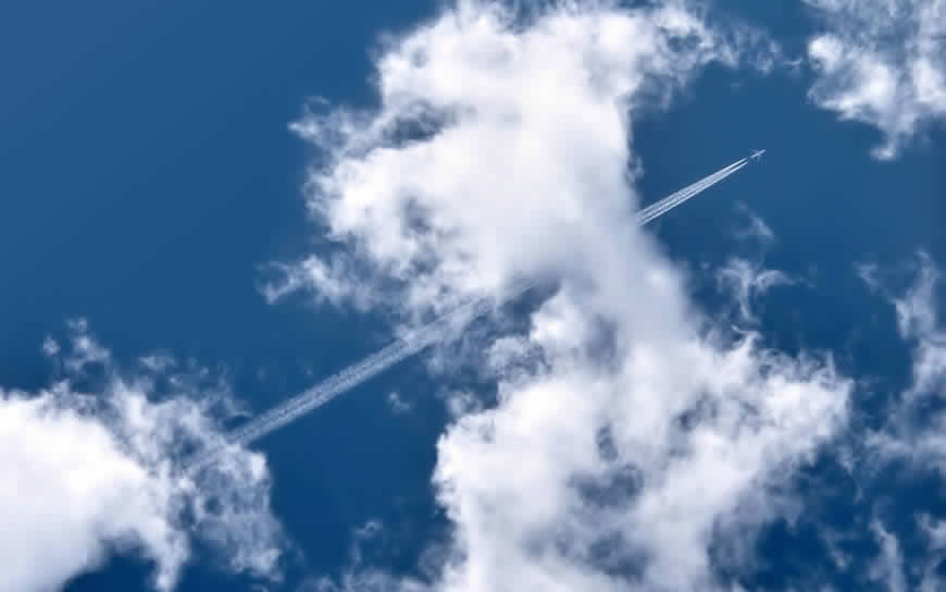 云层中的飞机高清壁纸图片 1920x1200