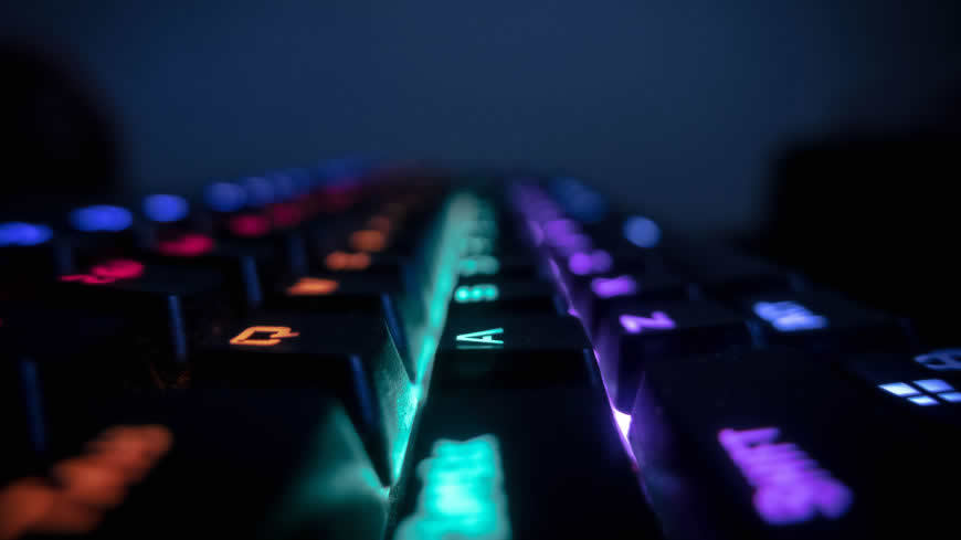 夜间发光的机械键盘高清壁纸图片 5120x2880