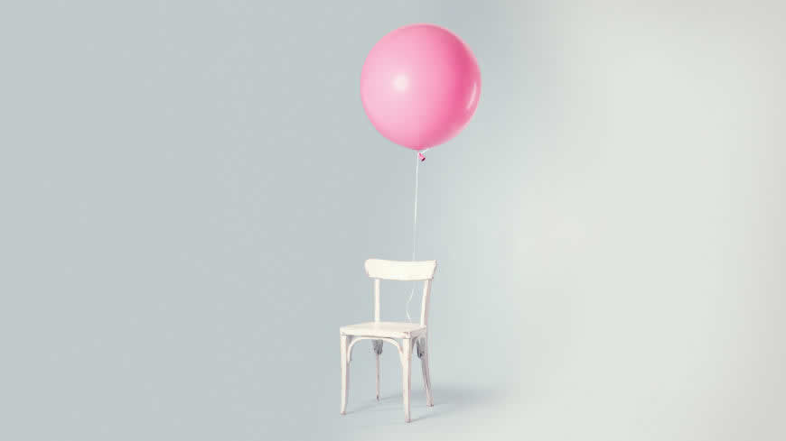 系在椅子上的粉红色气球高清壁纸图片 7680x4320